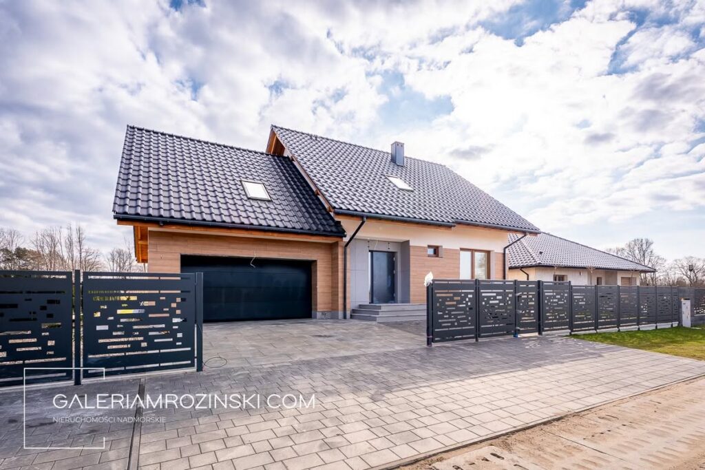 Dom w stanie deweloperskim z garażem – Darłowo