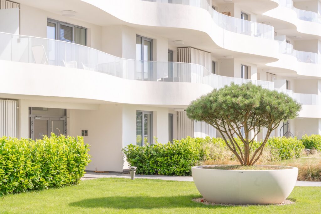 Apartament z widokiem na basen i jezioro