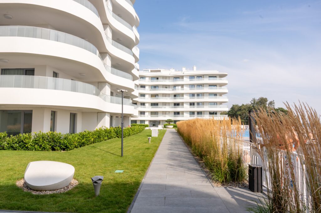 Apartament z widokiem na basen i jezioro