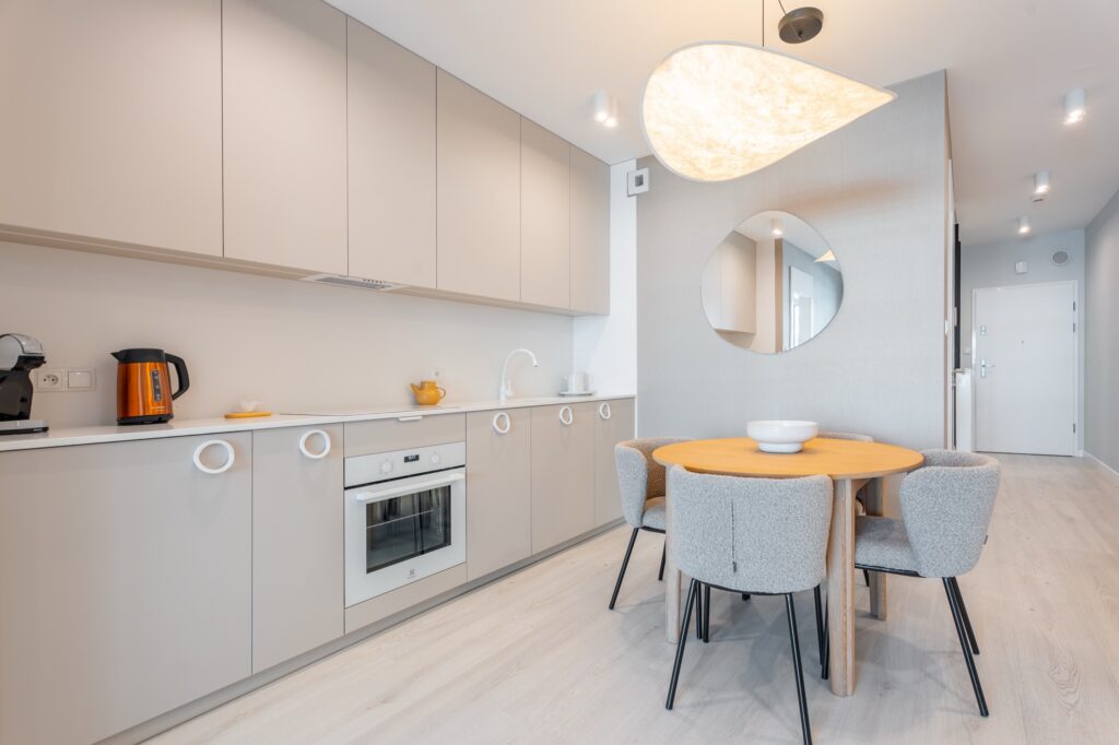Apartament z widokiem na basen i jezioro