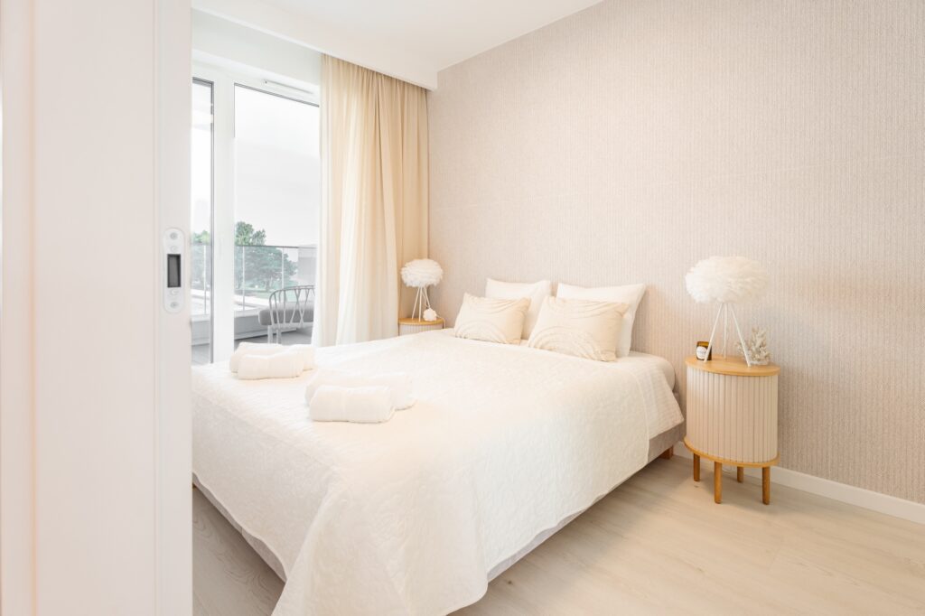 Apartament z widokiem na basen i jezioro