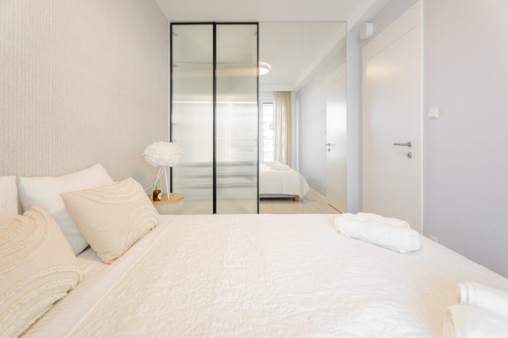 Apartament z widokiem na basen i jezioro