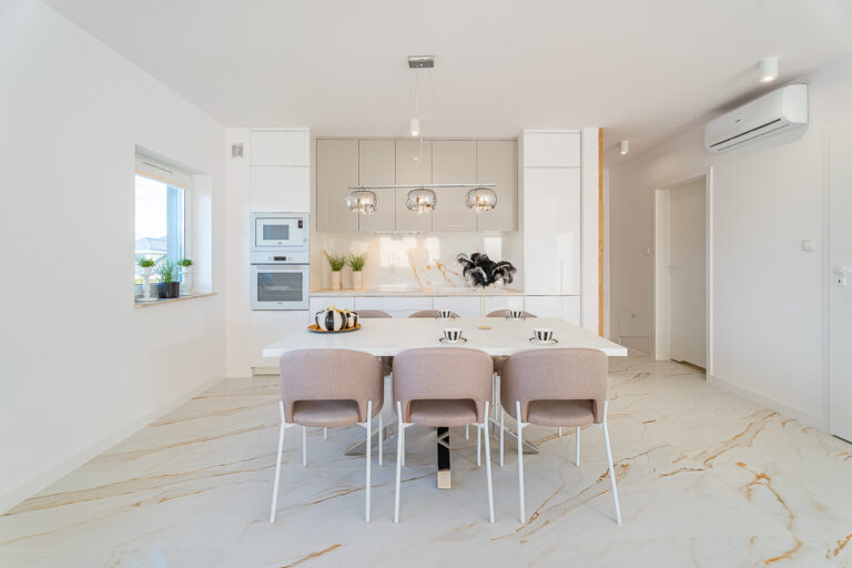 Dwupoziomowy apartament w stylu glamour