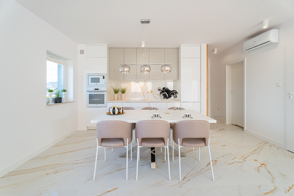Dwupoziomowy apartament w stylu glamour — Mosty