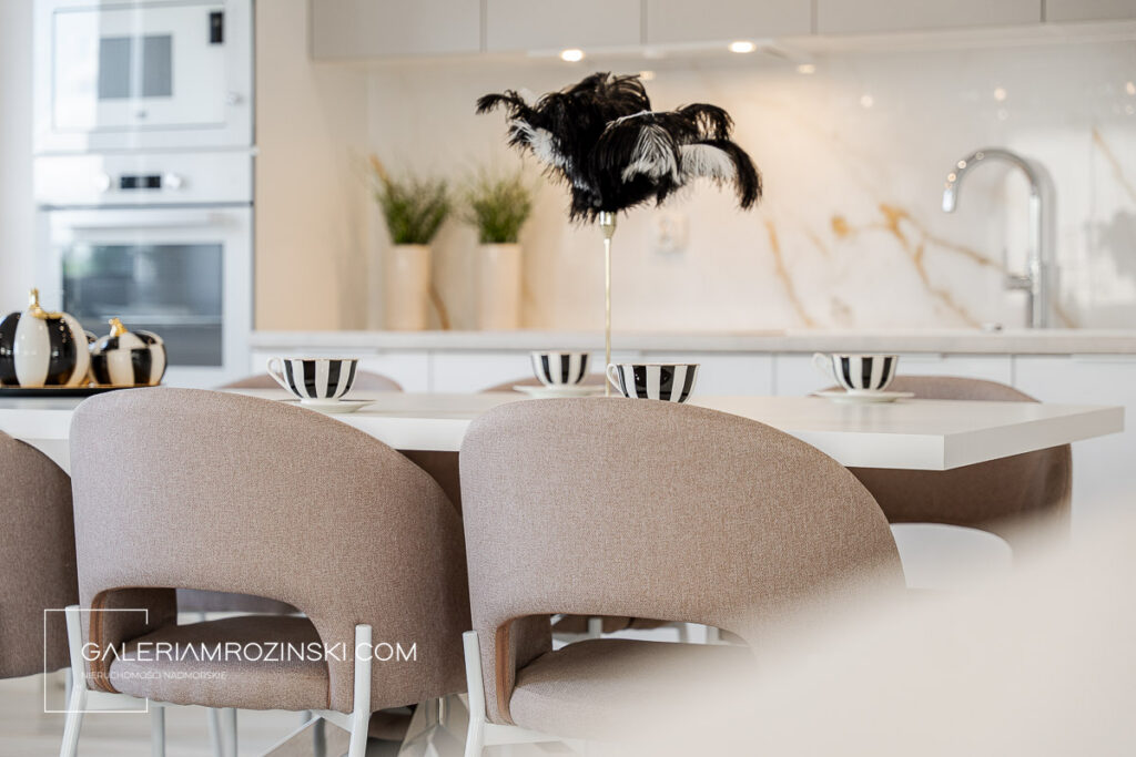 Dwupoziomowy apartament w stylu glamour — Mosty