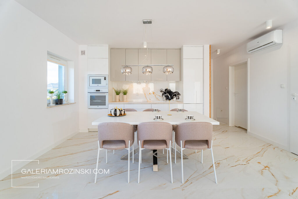 Dwupoziomowy apartament w stylu glamour — Mosty