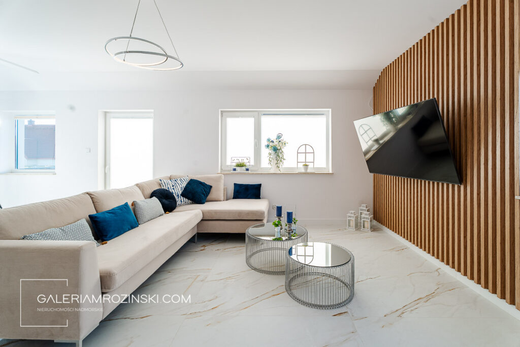 Dwupoziomowy apartament w stylu glamour — Mosty