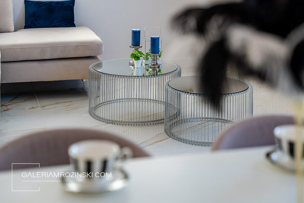 Dwupoziomowy apartament w stylu glamour — Mosty