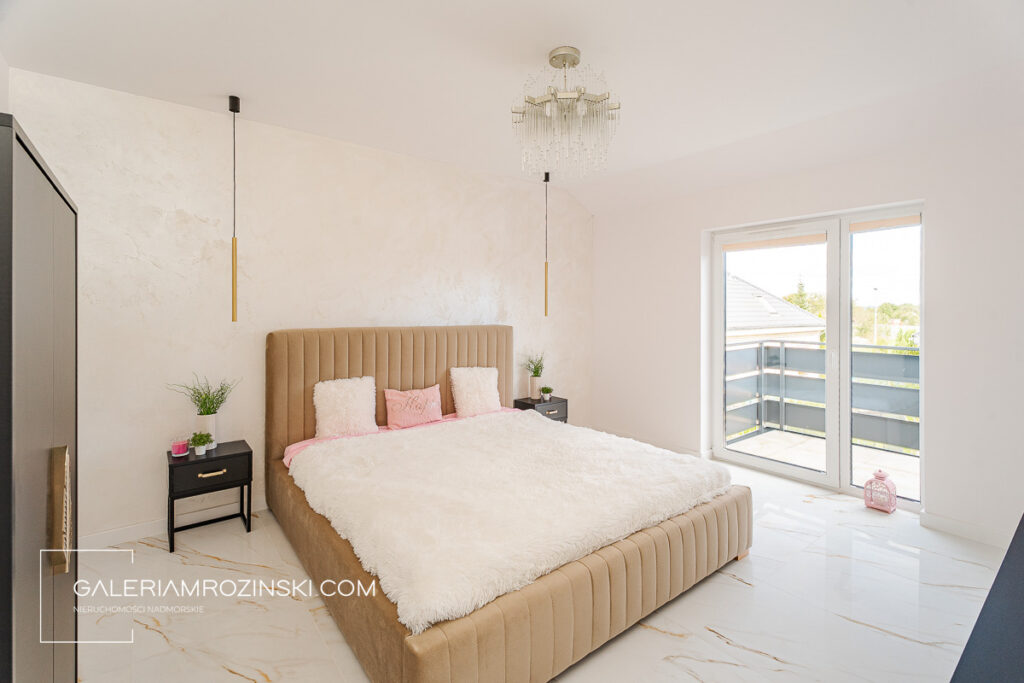 Dwupoziomowy apartament w stylu glamour — Mosty