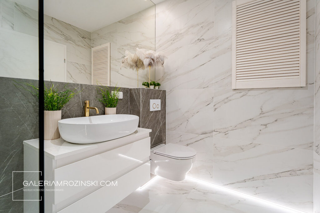 Dwupoziomowy apartament w stylu glamour — Mosty